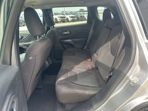 Used 2021 Jeep Cherokee Latitude AWD/4WD image 16