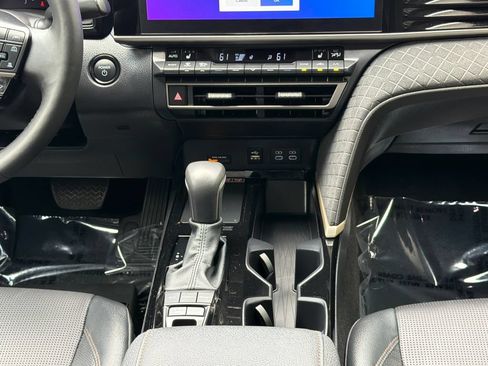 Used 2025 Toyota Camry XLE AWD/4WD image 14
