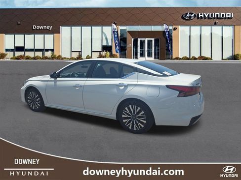 Used 2025 Nissan Altima 2.5 SV FWD image 3