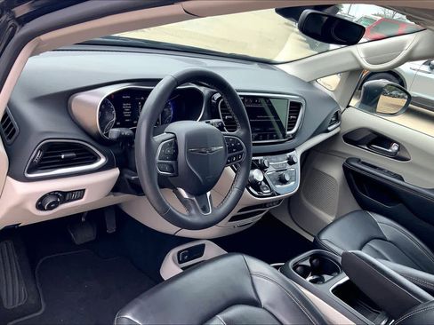 Used 2023 Chrysler Pacifica Touring-L FWD image 18