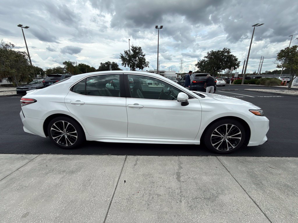 Used 2018 Toyota Camry SE w/ Convenience Package FWD image 4