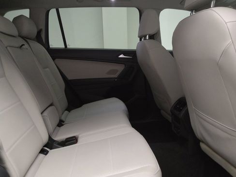 Used 2020 Volkswagen Tiguan SE w/ Panoramic Sunroof Package image 19