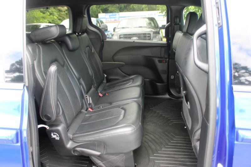 Used 2019 Chrysler Pacifica Touring-L w/ Advanced Safetytec Group FWD image 12