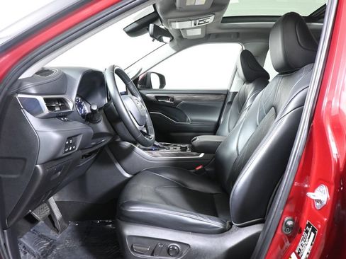 Used 2022 Toyota Highlander Platinum AWD/4WD image 3