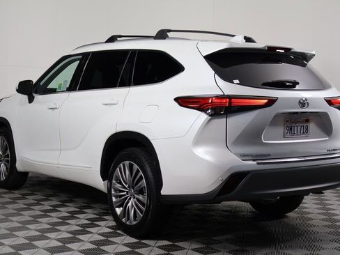 Used 2022 Toyota Highlander Platinum FWD image 6