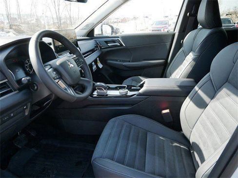 New 2026 Mitsubishi Outlander SE image 4