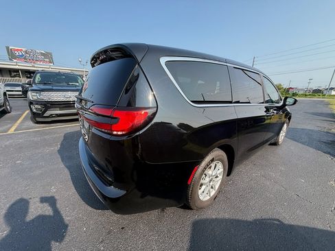 Used 2024 Chrysler Pacifica Touring-L FWD image 3