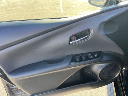 Used 2022 Toyota Prius XLE image 10