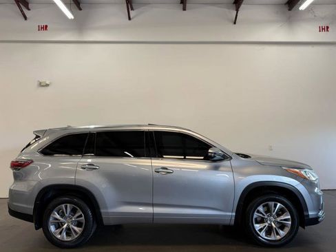 Used 2015 Toyota Highlander XLE image 2