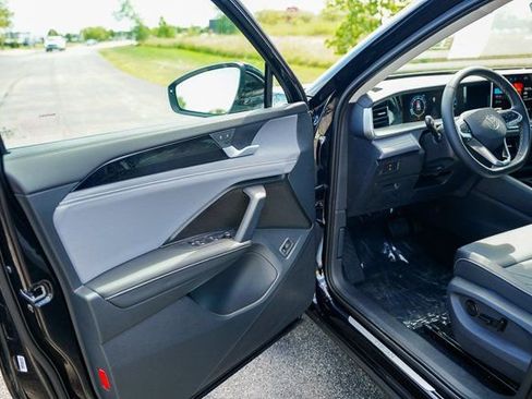 Used 2025 Volkswagen Tiguan SE w/ Panoramic Sunroof Package image 6