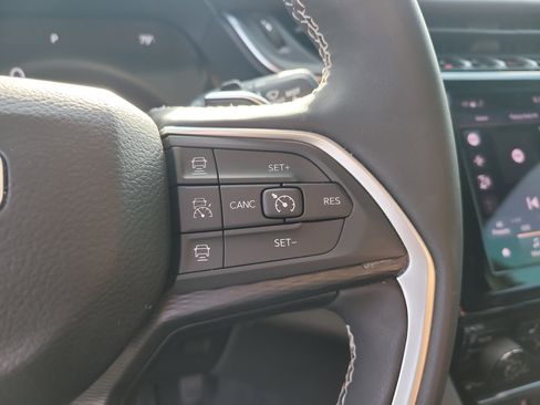 Used 2025 Jeep Grand Cherokee L Altitude image 29