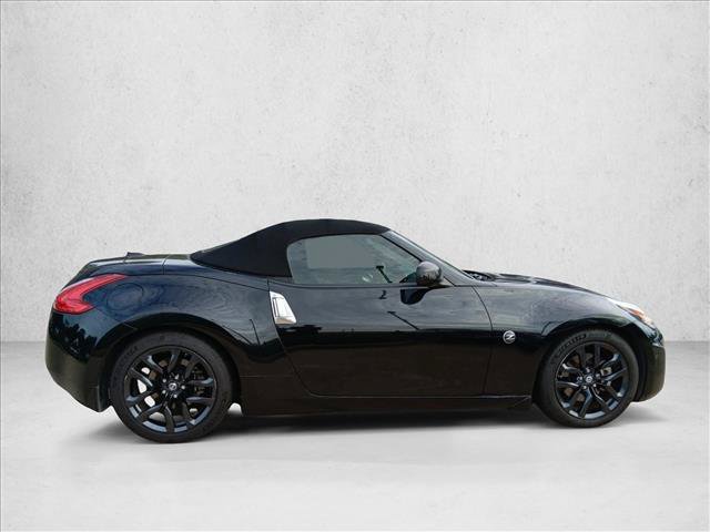 Used 2017 Nissan 370Z Touring RWD image 4