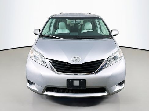 Used 2014 Toyota Sienna LE FWD image 2
