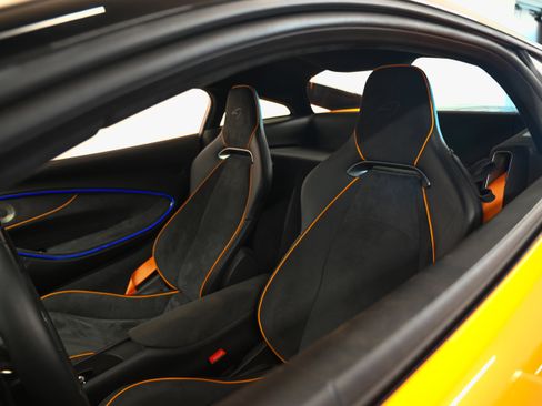 Used 2025 McLaren Artura RWD image 6