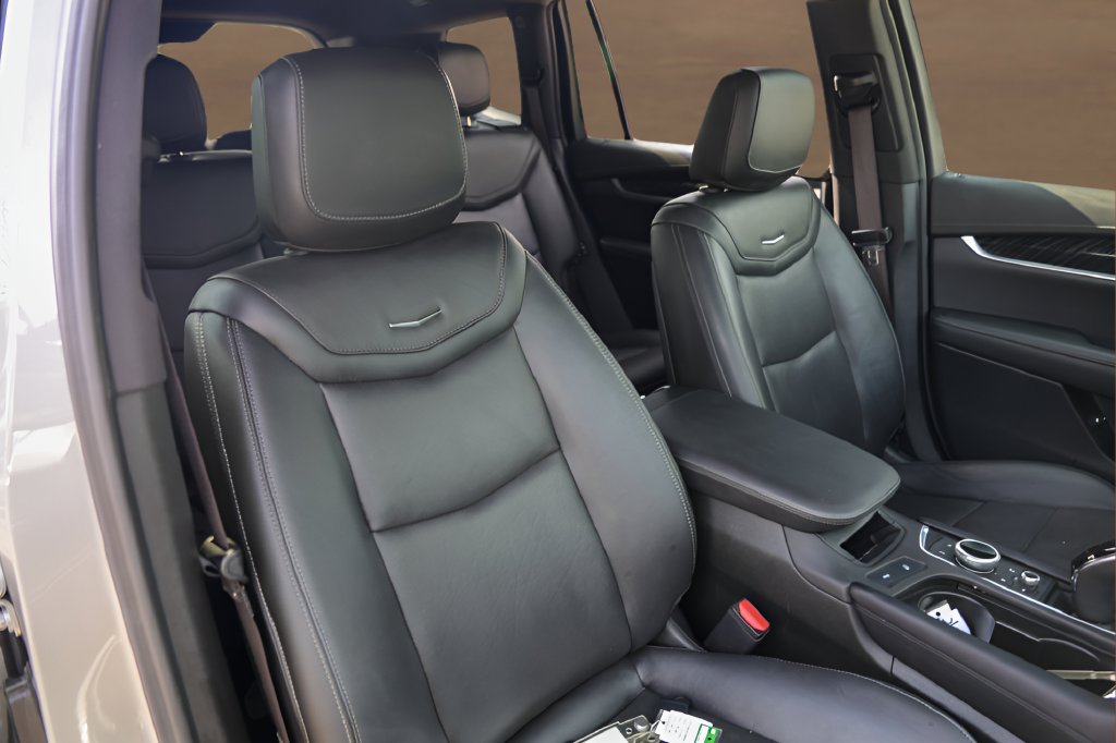 Certified 2025 Cadillac XT6 Premium Luxury FWD image 33