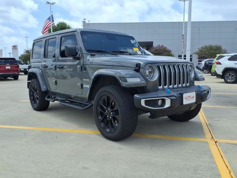 Used 2022 Jeep Wrangler Unlimited Sahara w/ Cold Weather Group AWD/4WD image 3