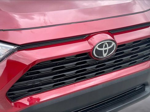 Used 2020 Toyota RAV4 XLE Premium FWD image 32