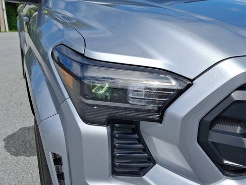 Certified 2025 Toyota Tacoma SR5 AWD/4WD image 10
