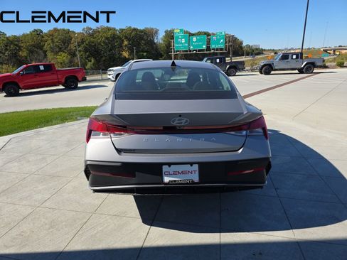 Used 2025 Hyundai Elantra SE FWD image 10