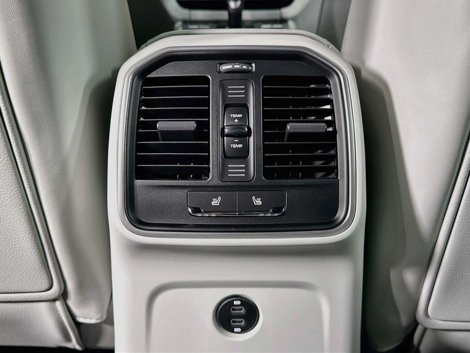 Certified 2025 Porsche Macan AWD/4WD image 26