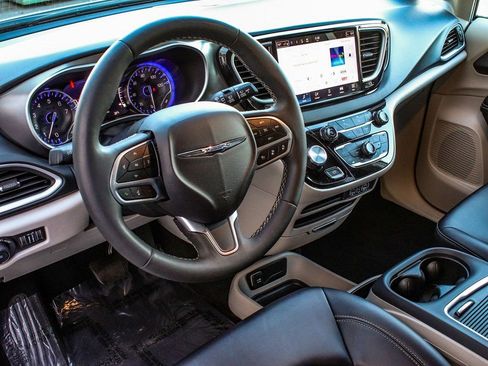 Used 2024 Chrysler Pacifica Touring-L FWD image 13