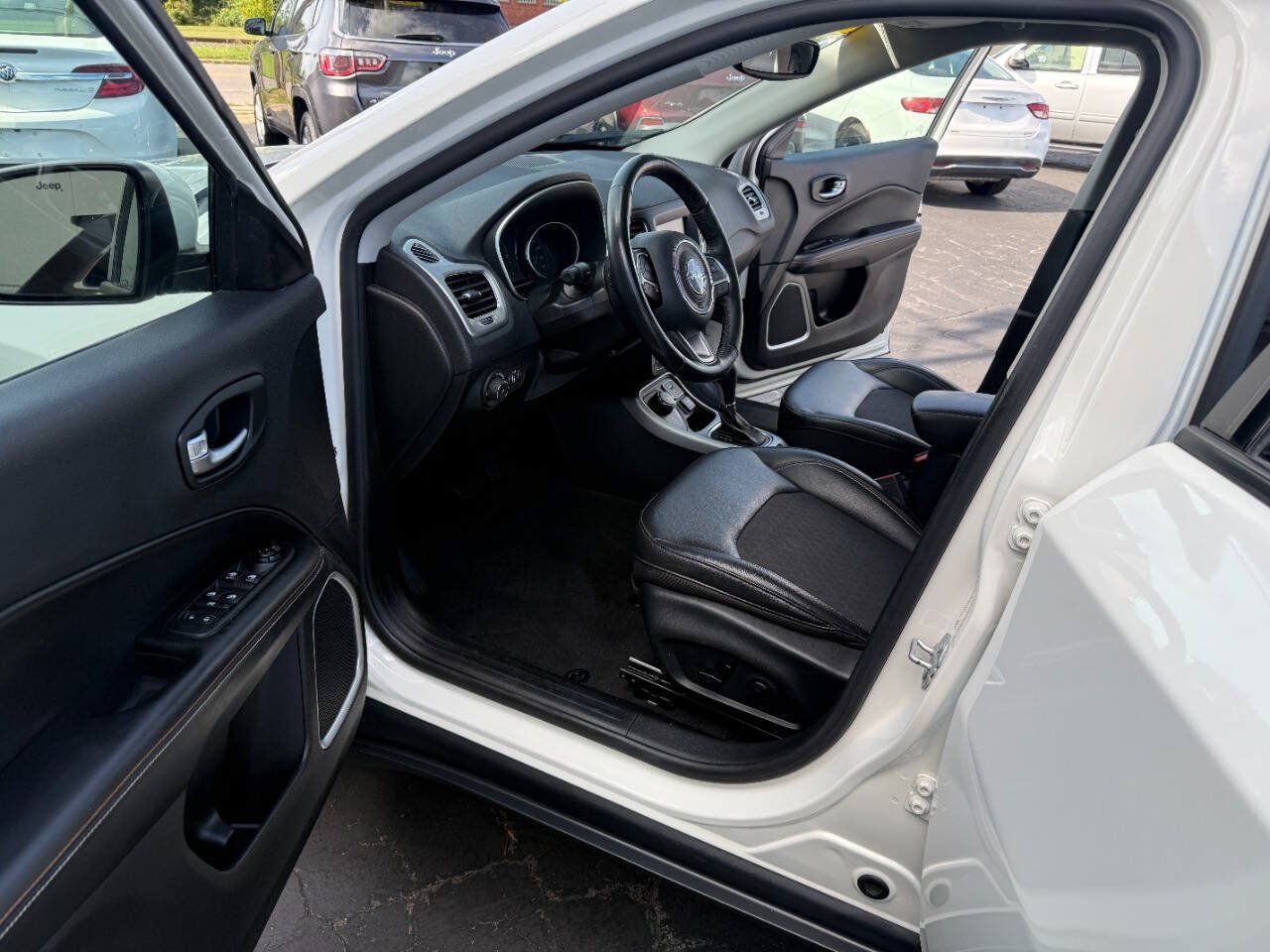 Used 2019 Jeep Compass Latitude w/ Cold Weather Group AWD/4WD image 10