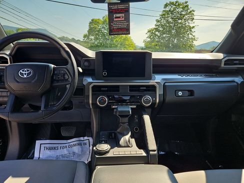 Used 2025 Toyota Tacoma SR5 AWD/4WD image 18
