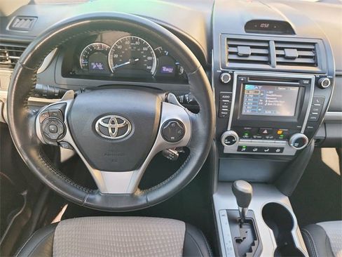 Used 2014 Toyota Camry SE image 11