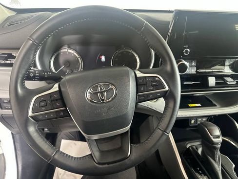 Used 2023 Toyota Highlander XLE AWD/4WD image 13