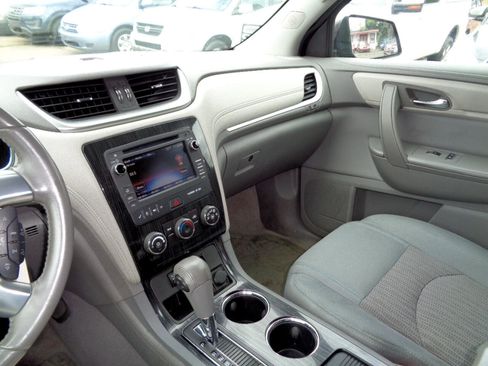 Used 2017 Chevrolet Traverse LT image 24