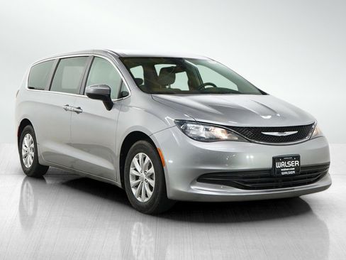 Used 2017 Chrysler Pacifica Touring w/ Tire & Wheel Group FWD image 7