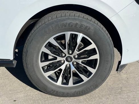 Used 2025 Ford Expedition Platinum AWD/4WD image 7