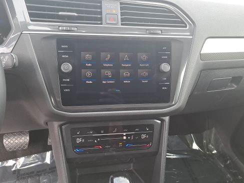 Used 2024 Volkswagen Tiguan SE image 21