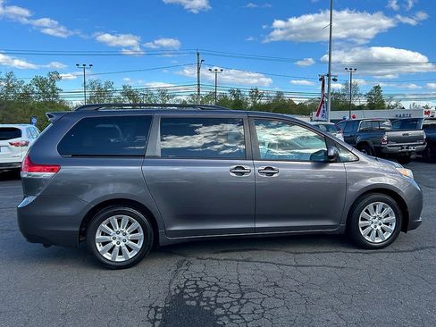 Used 2014 Toyota Sienna LE AWD/4WD image 5