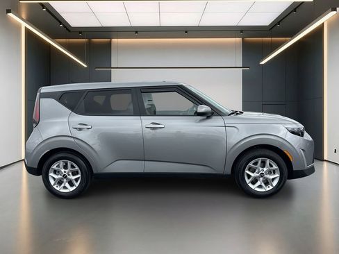 Used 2025 Kia Soul LX w/ LX Technology Package FWD image 6