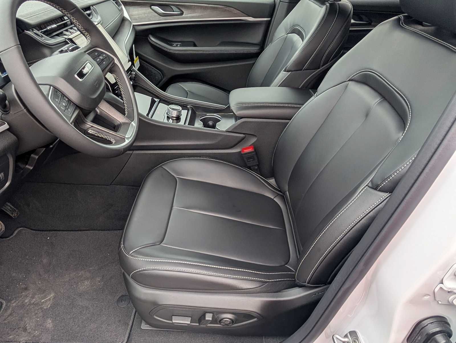 New 2025 Jeep Grand Cherokee L Limited w/ Black Appearance Package AWD/4WD image 9