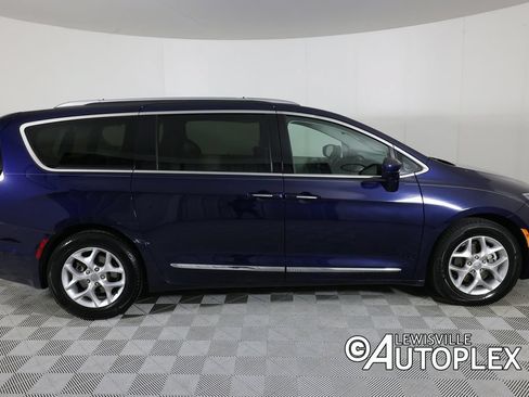 Used 2019 Chrysler Pacifica Touring-L Plus FWD image 4