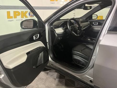 Used 2023 Jeep Compass Limited AWD/4WD image 9
