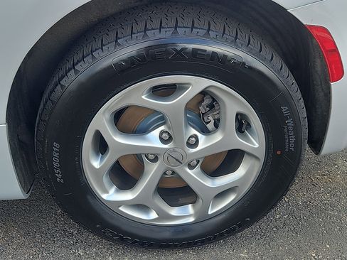 Used 2022 Chrysler Pacifica Limited AWD/4WD image 29