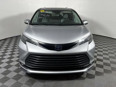 Used 2025 Toyota Sienna XLE FWD image 2