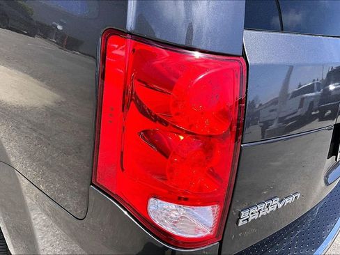 Used 2018 Dodge Grand Caravan SE FWD image 21