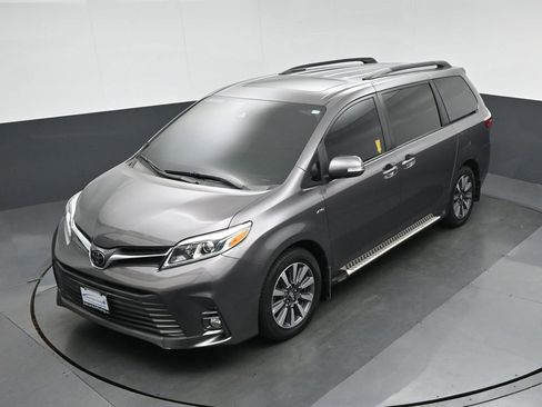 Used 2018 Toyota Sienna Limited image 70