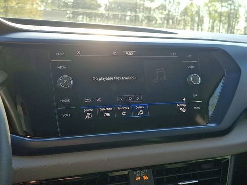 Used 2023 Volkswagen Taos SE w/ Panoramic Sunroof Package image 18