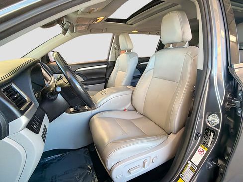 Used 2017 Toyota Highlander XLE image 13