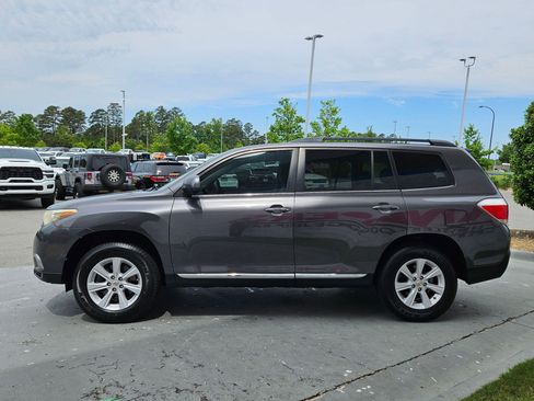 Used 2012 Toyota Highlander FWD w/ Tech Pkg image 4