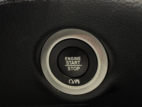 Used 2023 Chrysler Pacifica Limited w/ Uconnect Theater Family Group image 41