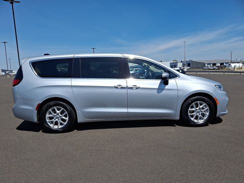 Certified 2023 Chrysler Pacifica Touring-L FWD image 7