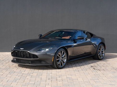 Used 2018 Aston Martin DB11 Coupe image 2