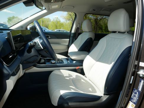Certified 2025 Kia Carnival EX FWD image 35