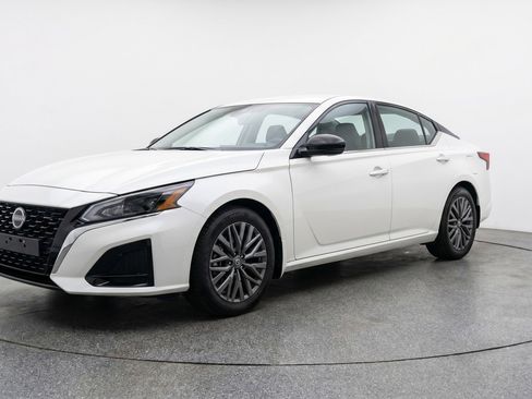 Used 2025 Nissan Altima 2.5 SV FWD image 3